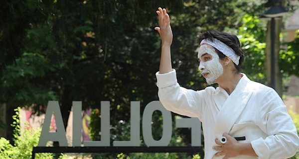 Performer in white outfit at Festival di Spoleto with raised arm