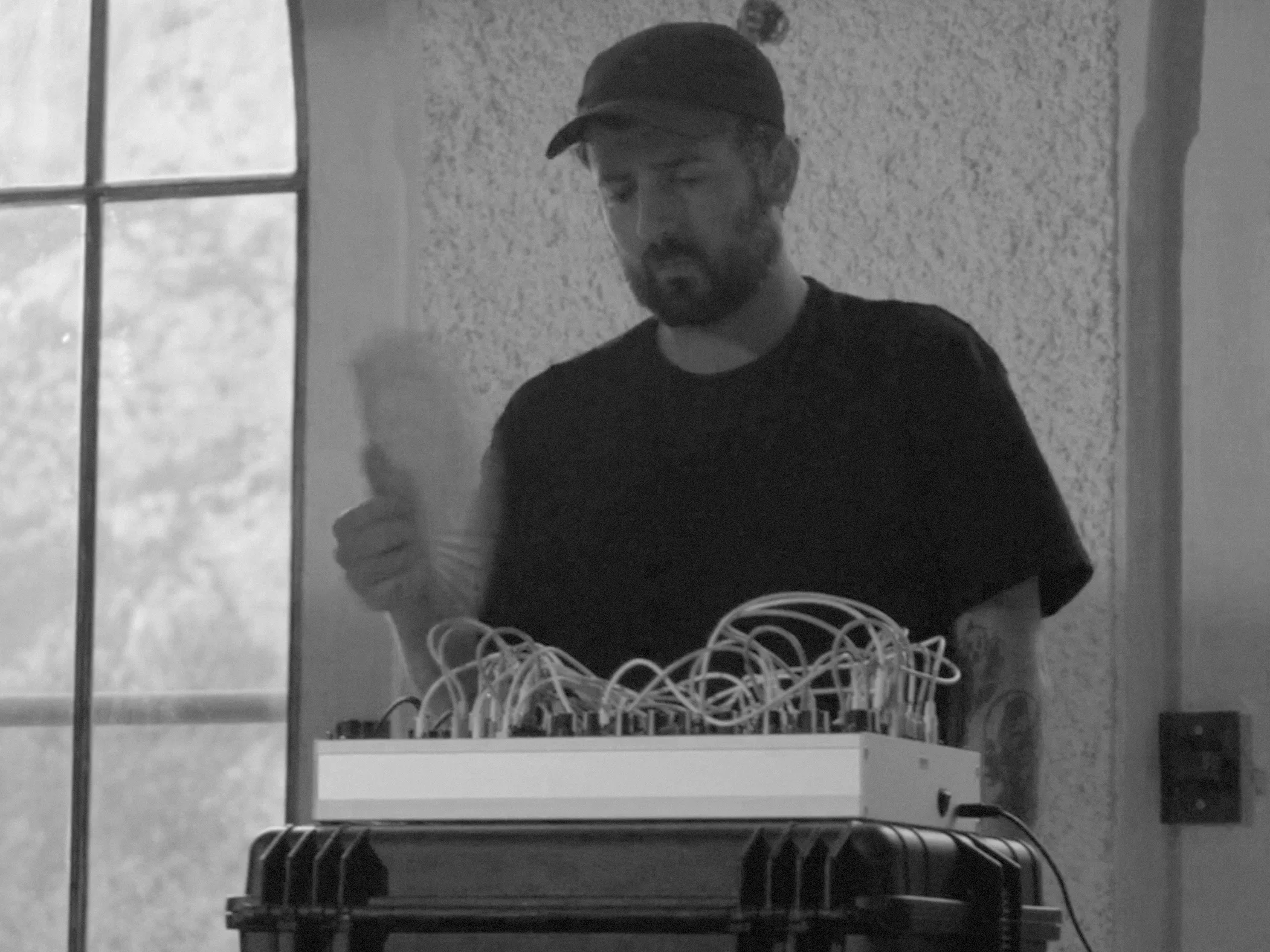 Artista di musica elettronica durante l'esibizione al Festival di Spoleto