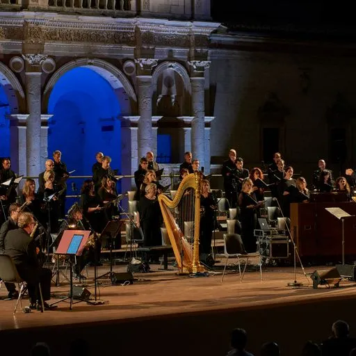 Concerto al Festival di Spoleto con orchestra e arpa in scenografia architettonica