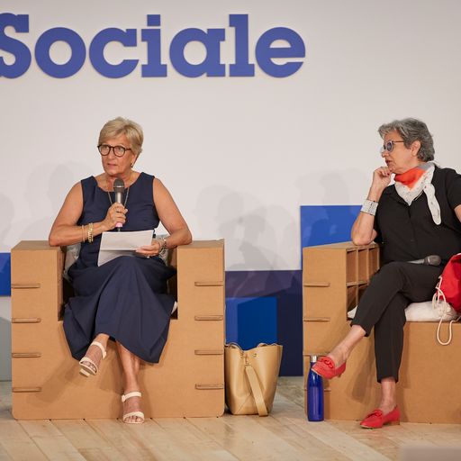 Dibattito al Festival di Spoleto con due donne su palco sociale