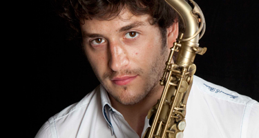 Sassofono e musicista al Festival di Spoleto, ritratto elegante e intenso