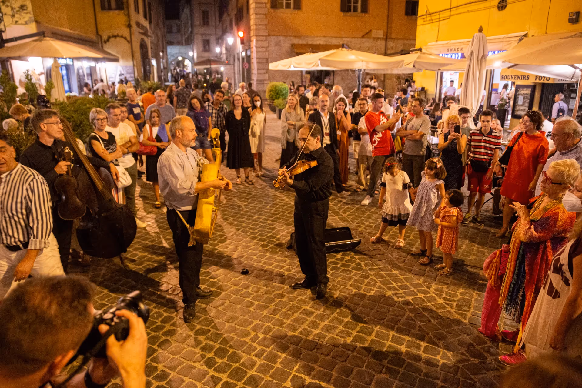 Musicisti di strada al Festival di Spoleto, pubblico affascinato nell'antica piazza