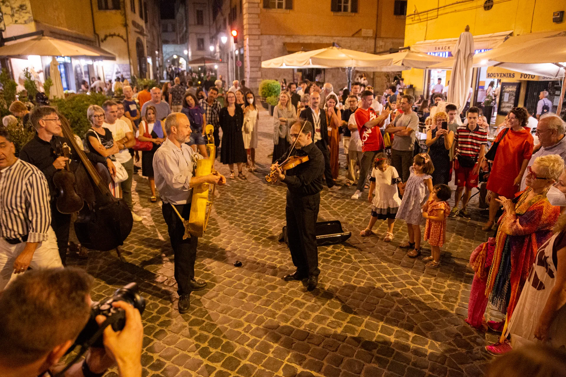 Musicisti di strada al Festival di Spoleto, pubblico affascinato nell'antica piazza