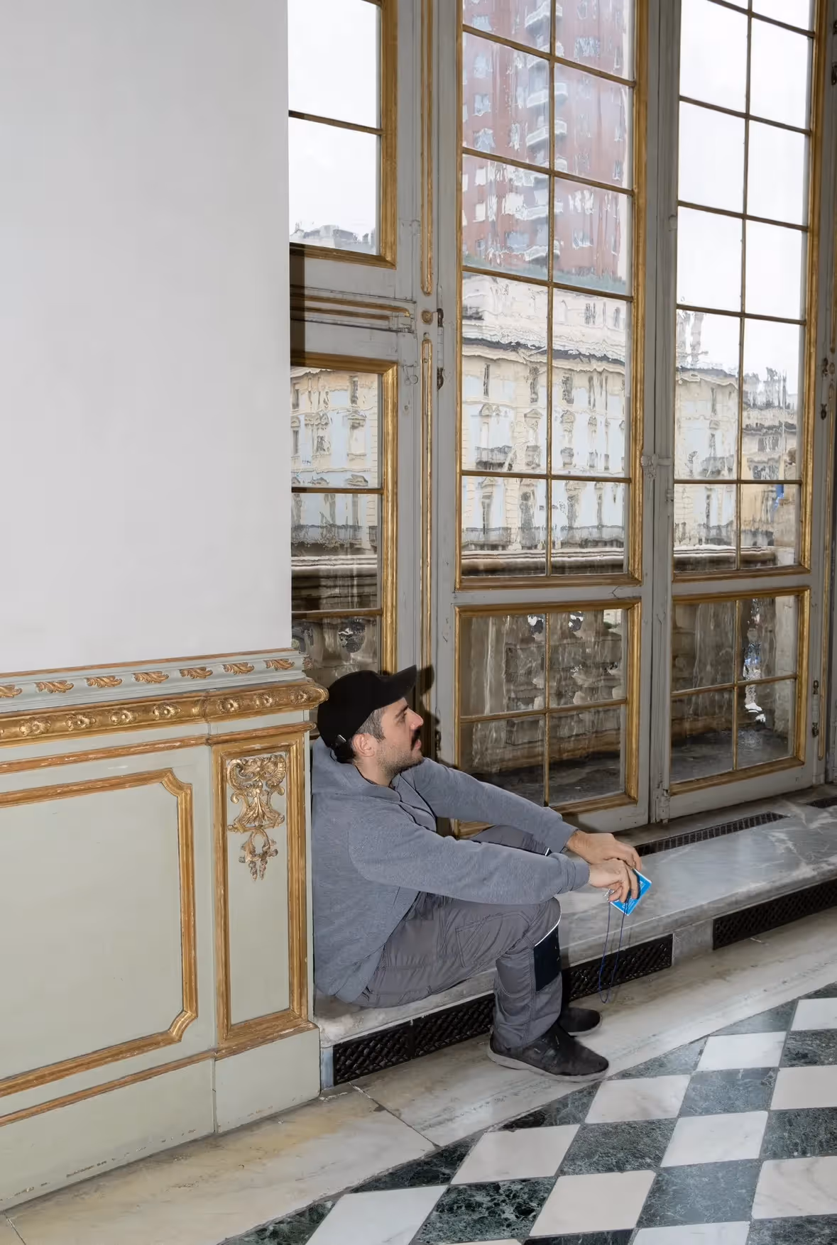 Momento di pausa al Festival di Spoleto, riflesso in finestre d'arte