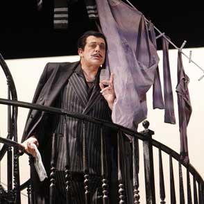 Artista sul palco al Festival di Spoleto, avvolto in drappi teatrali