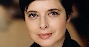 Ritratto di artista al Festival di Spoleto, sguardo intenso e sorriso delicato