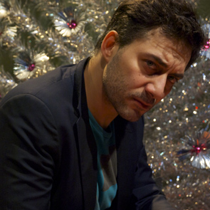 Artista pensieroso davanti all'albero di Natale al Festival di Spoleto