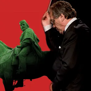 Statua verde e uomo in nero al Festival di Spoleto sullo sfondo rosso