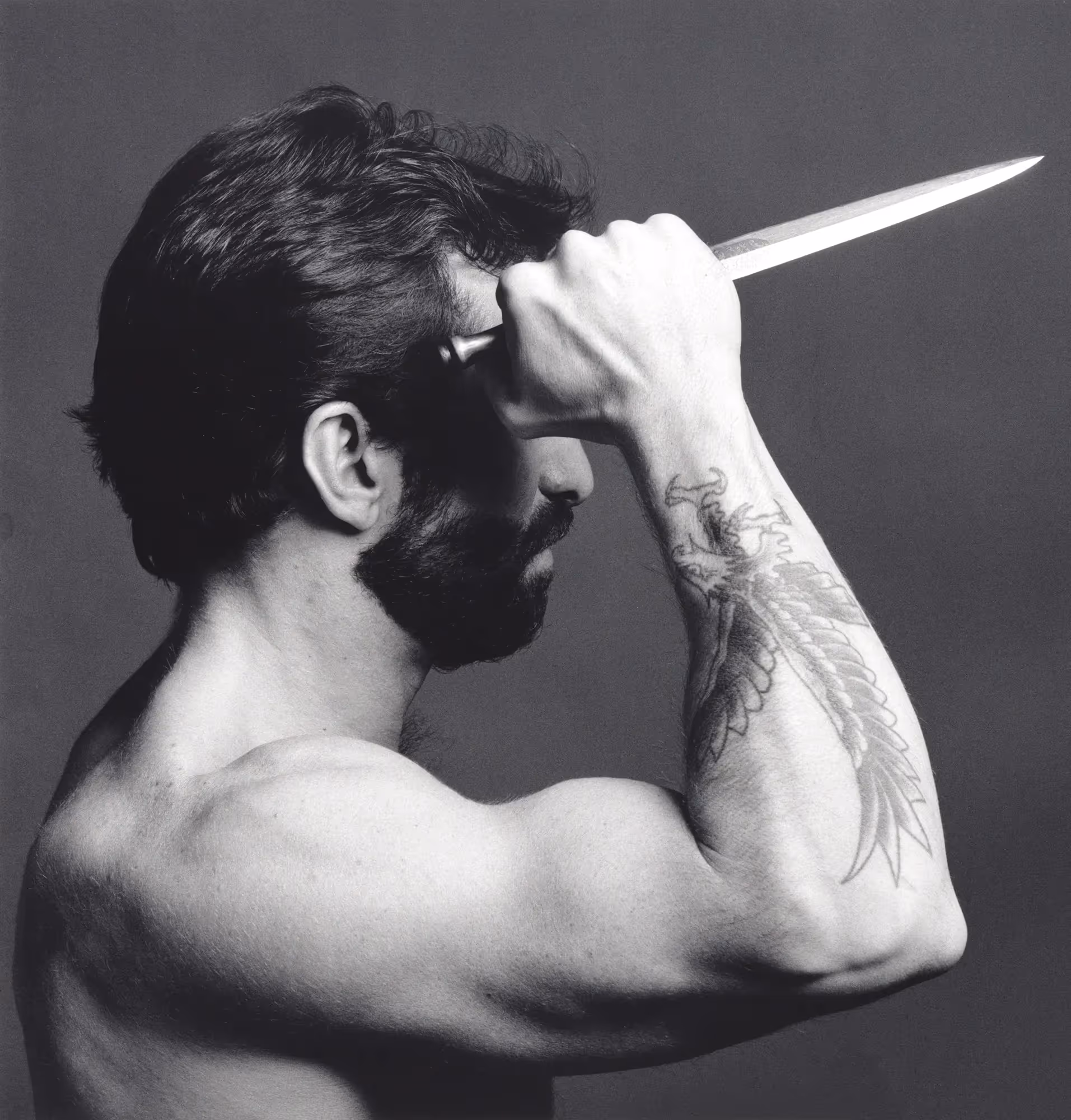 Performance artistica al Festival di Spoleto con uomo e coltello