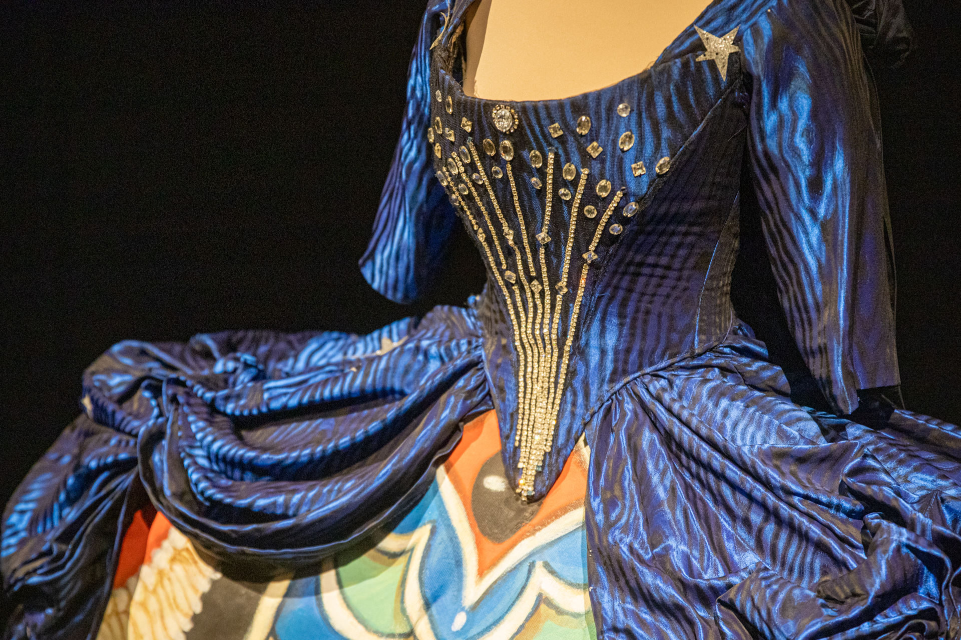 Costume blu scintillante al Festival di Spoleto, dettaglio ricamato prezioso