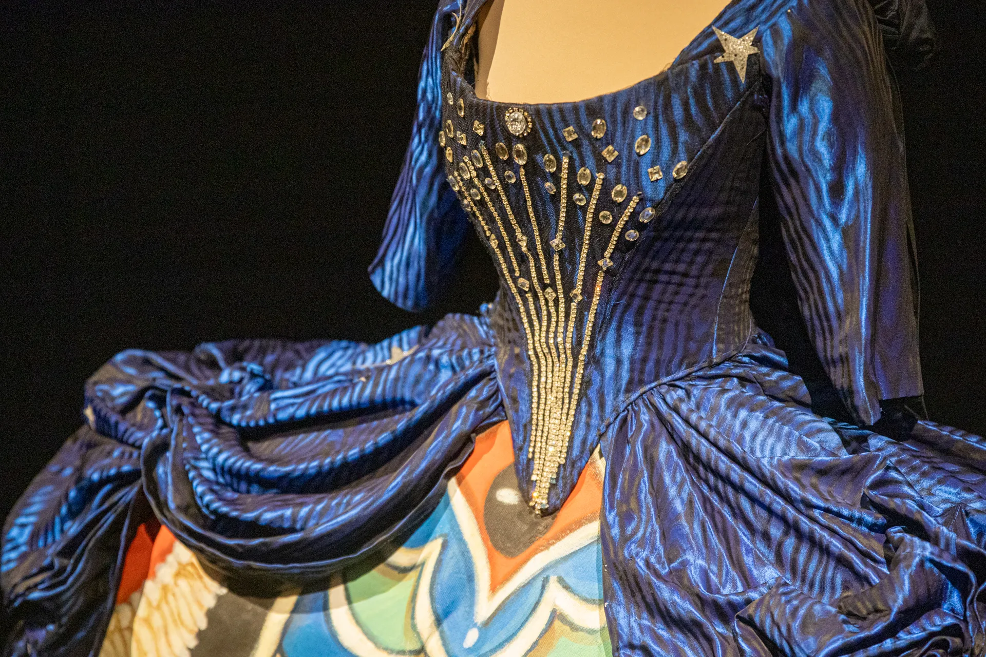 Costume blu scintillante al Festival di Spoleto, dettaglio ricamato prezioso