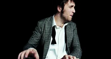 Artista sul palco al Festival di Spoleto, concentrato sulla performance