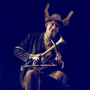 Musicista jazz con corna durante il Festival di Spoleto, suona una tromba