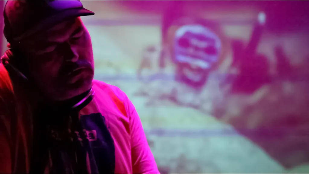 Vibrant Festival di Spoleto event with performer in pink and purple lighting