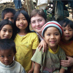Volontari al Festival di Spoleto sorridono con bambini in un campo