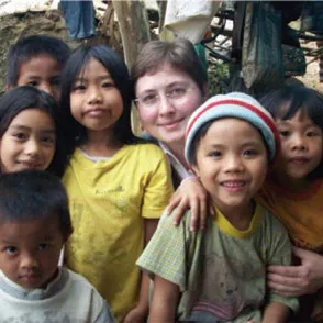 Festival di Spoleto volunteers smile with local children in community project