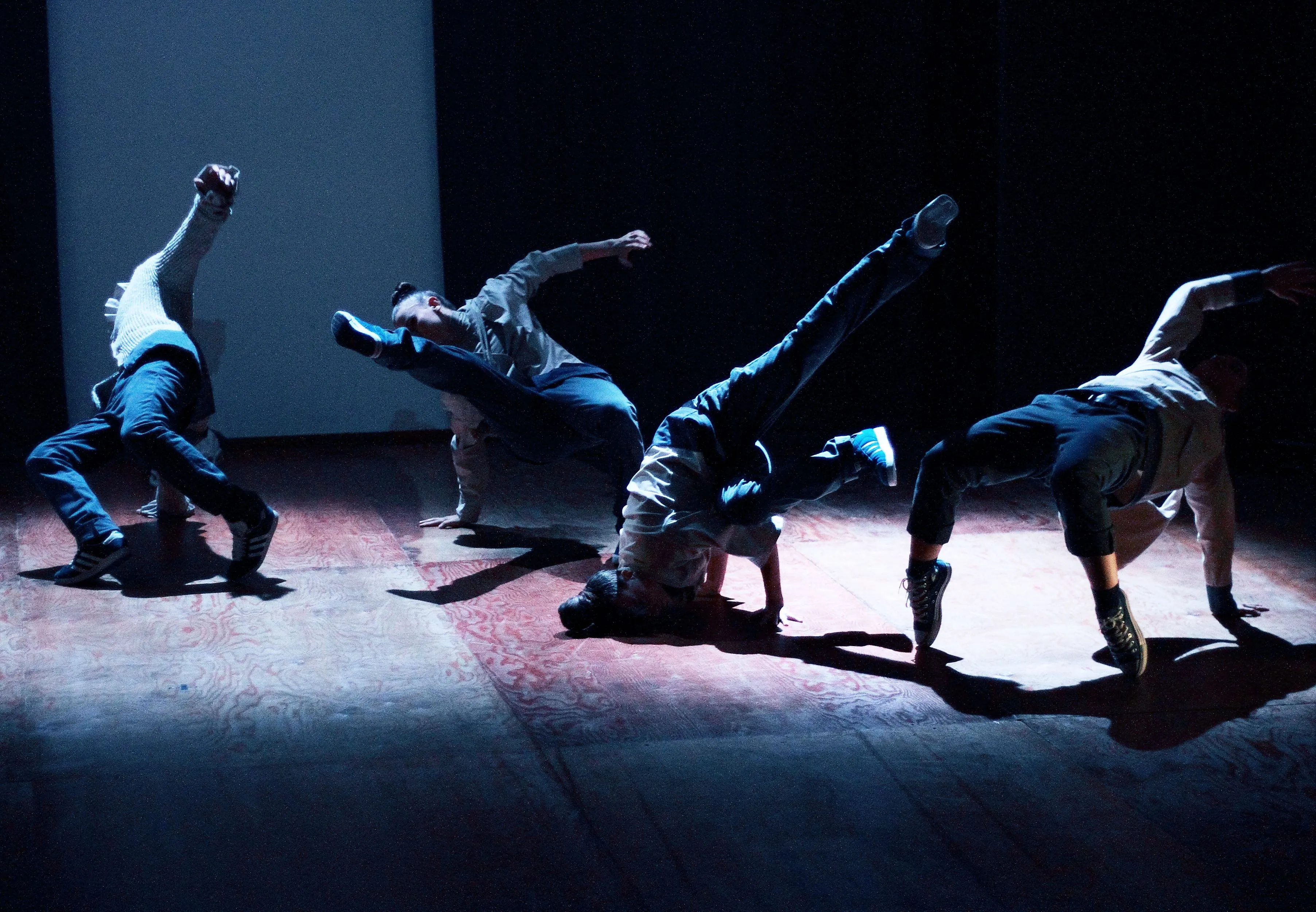 Danzatori in movimento dinamico al Festival di Spoleto, spettacolo contemporaneo