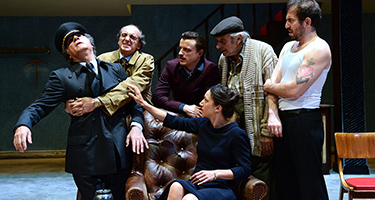 Scena teatrale al Festival di Spoleto con sei attori in posa drammatica