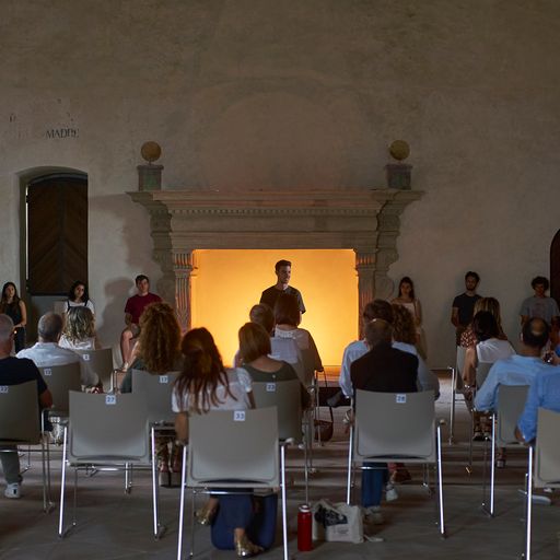 Evento del Festival di Spoleto con pubblico seduto in una sala antica