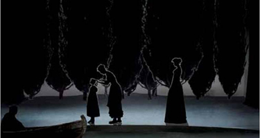 Performers silenziosi sul palco al Festival di Spoleto, ombre drammatiche intrecciate