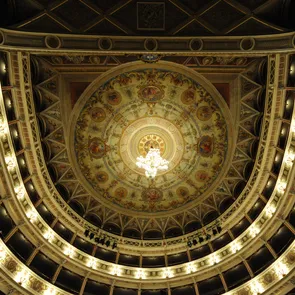 Soffitto decorato del Teatro Nuovo al Festival di Spoleto, elegante e maestoso