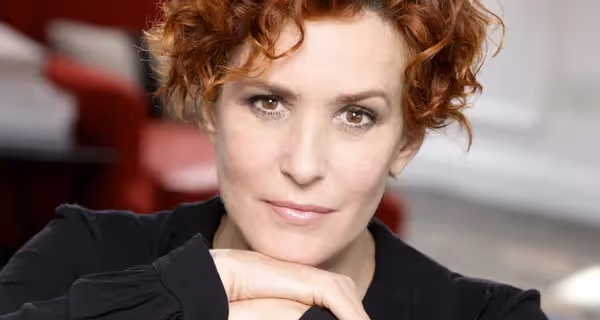 Artista ritratta al Festival di Spoleto, capelli ricci rossi e sguardo intenso