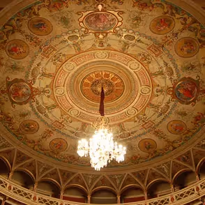 Soffitto elegante del Teatro Nuovo al Festival di Spoleto, con lampadario splendente