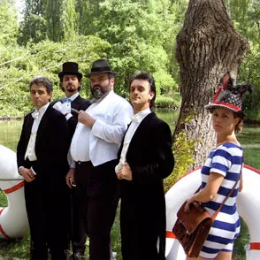 Artisti in costume al Festival di Spoleto, radunati vicino a un albero