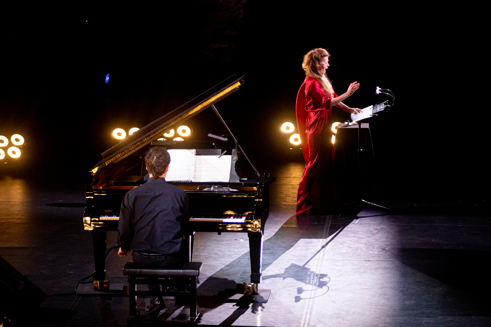 Esibizione musicale al Festival di Spoleto con pianista e cantante in rosso