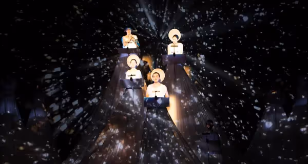 Performers artistici nel Festival di Spoleto, figure luminose contro sfondo stellato