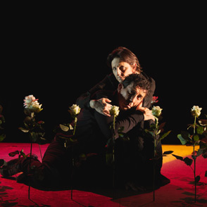 Performance artistica al Festival di Spoleto con figure intime e rose