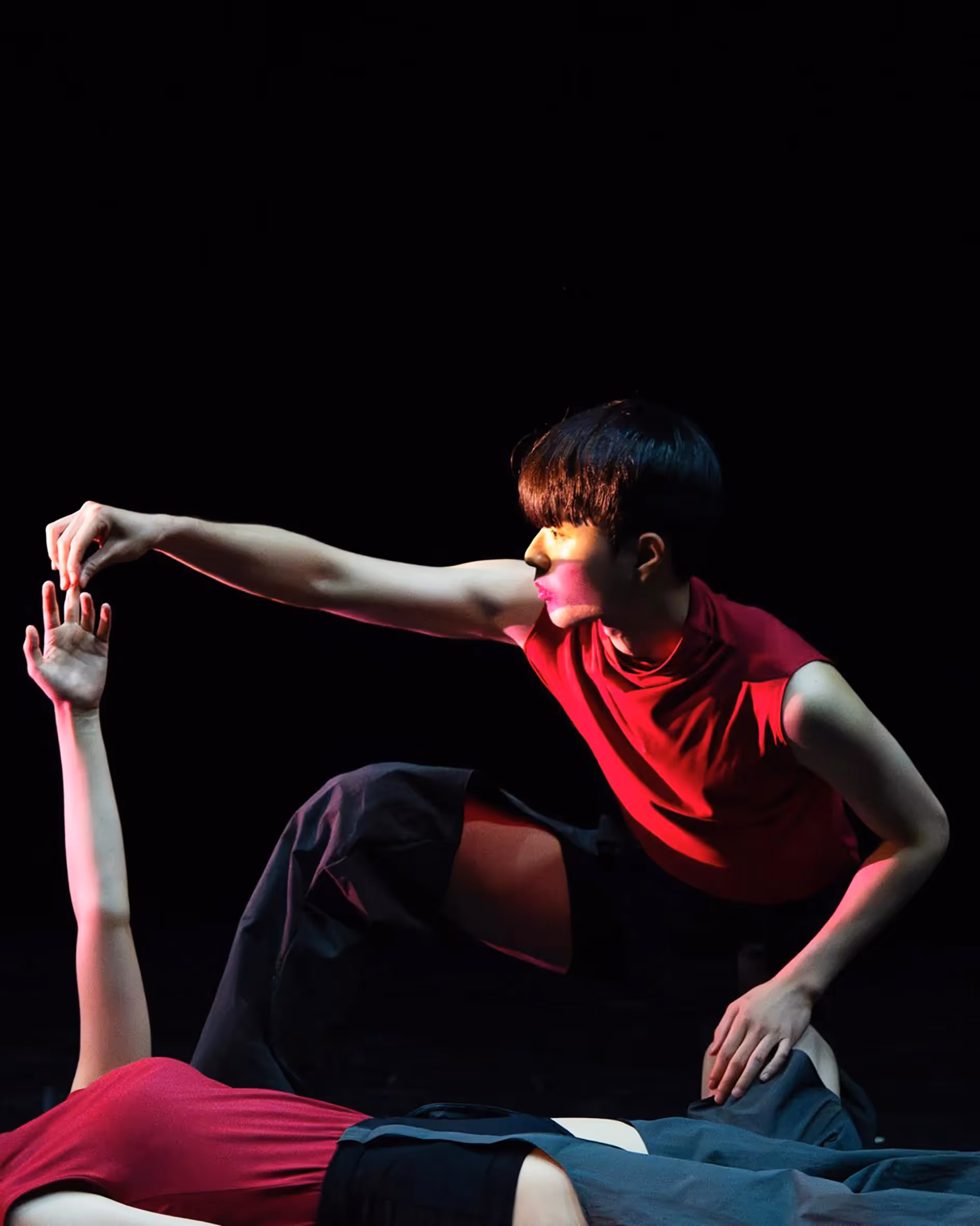 Performance di danza contemporanea al Festival di Spoleto con movimenti dinamici