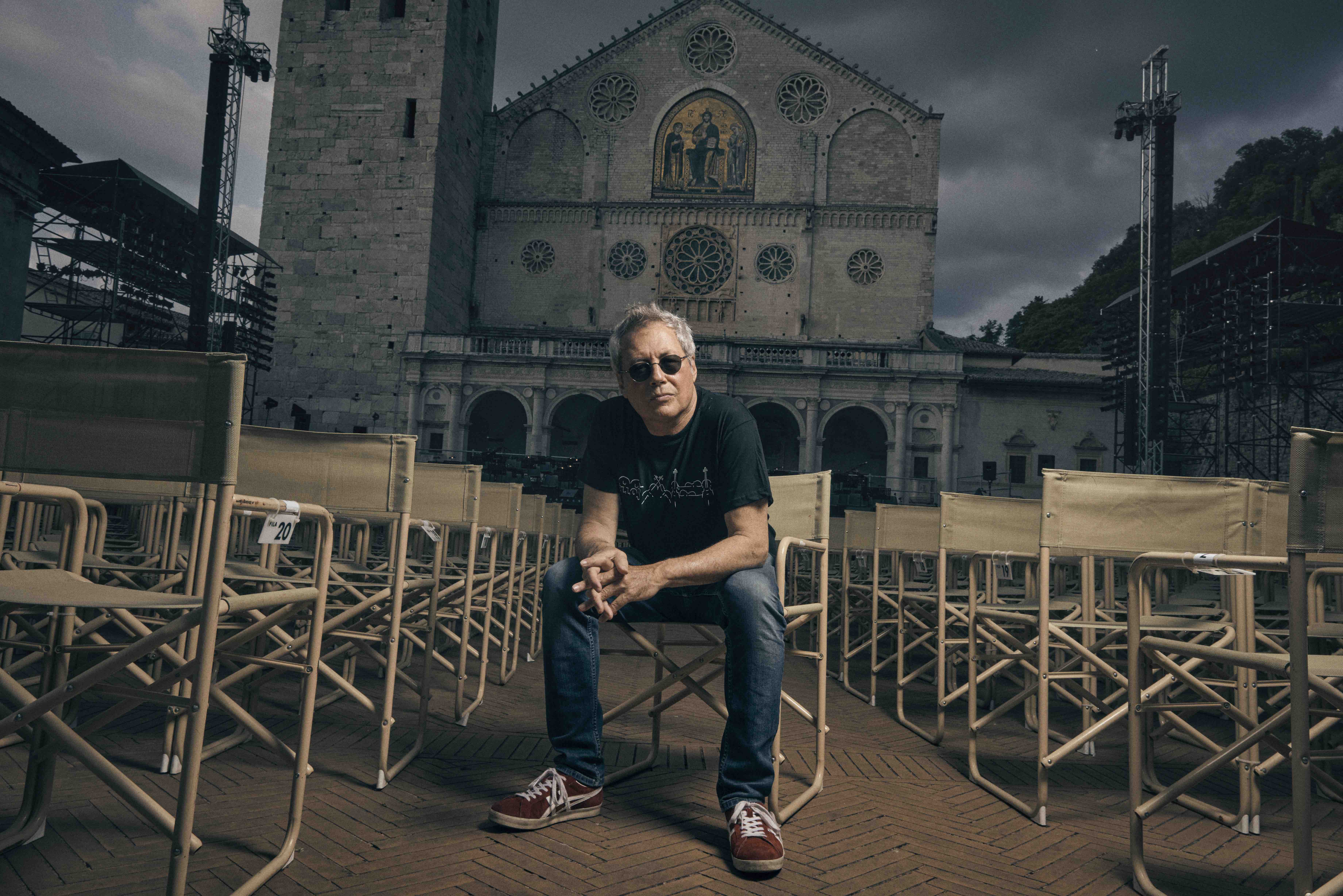 Dietro le quinte del Festival di Spoleto, sedie vuote e cattedrale suggestiva