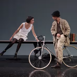 Due performer con bicicletta durante il Festival di Spoleto, palcoscenico minimale