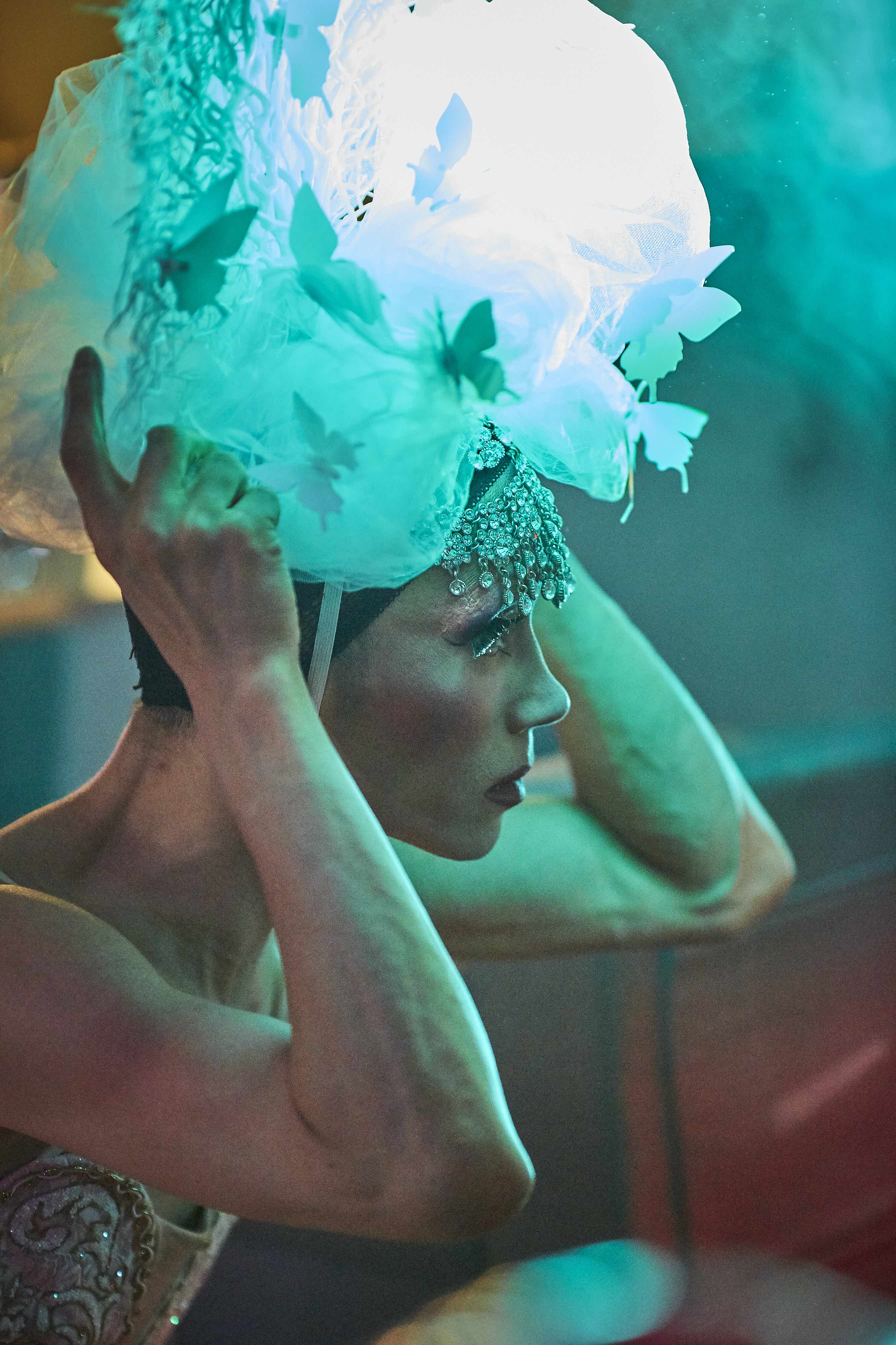 Performance artistica al Festival di Spoleto con farfalle e accessorio scenico luminoso