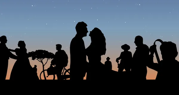 Sagome di persone al tramonto durante il Festival di Spoleto sotto le stelle