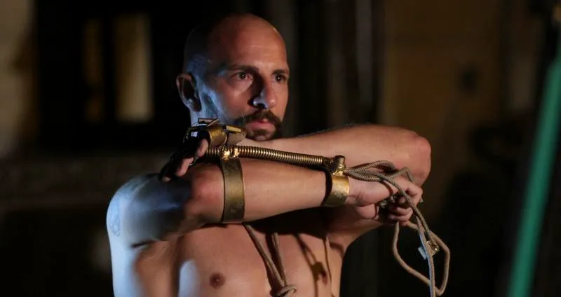 Performer con dispositivo meccanico al Festival di Spoleto, esibizione artistica