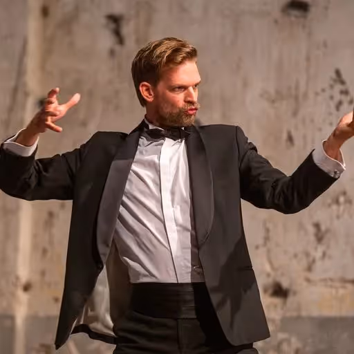 Performer elegante durante il Festival di Spoleto, espressivo sul palcoscenico