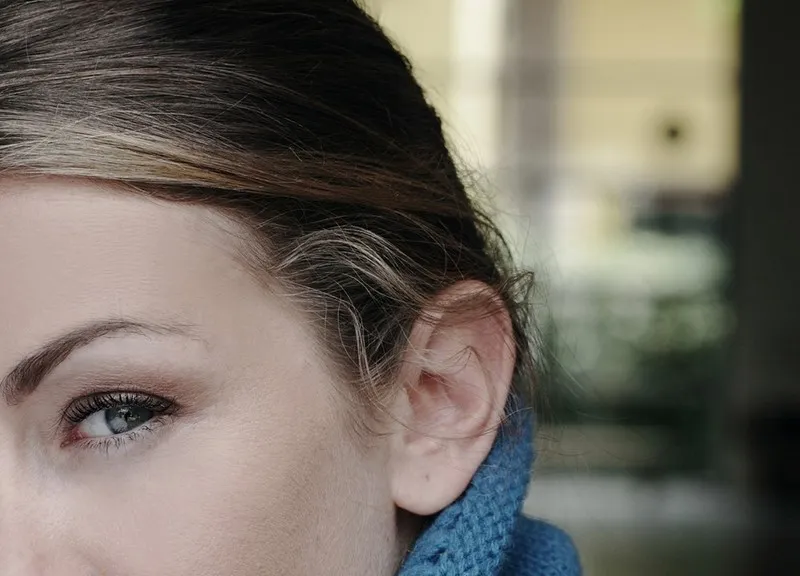 Volto parziale al Festival di Spoleto, sguardo intenso e maglia blu