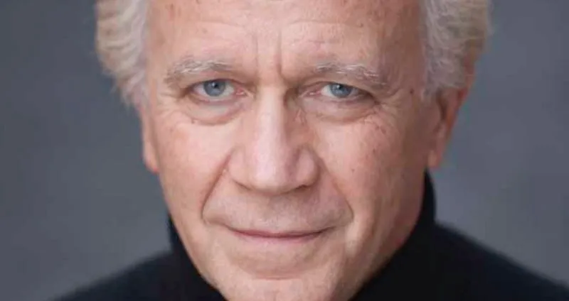 Ritratto di un volto anziano al Festival di Spoleto, sguardo intenso e sereno