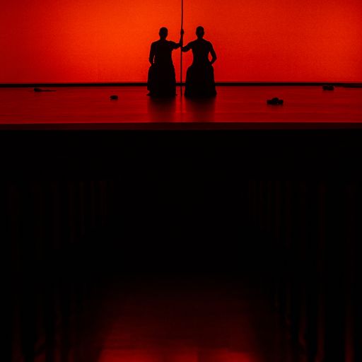 Due sagome sul palco rosso al Festival di Spoleto, arte in controluce