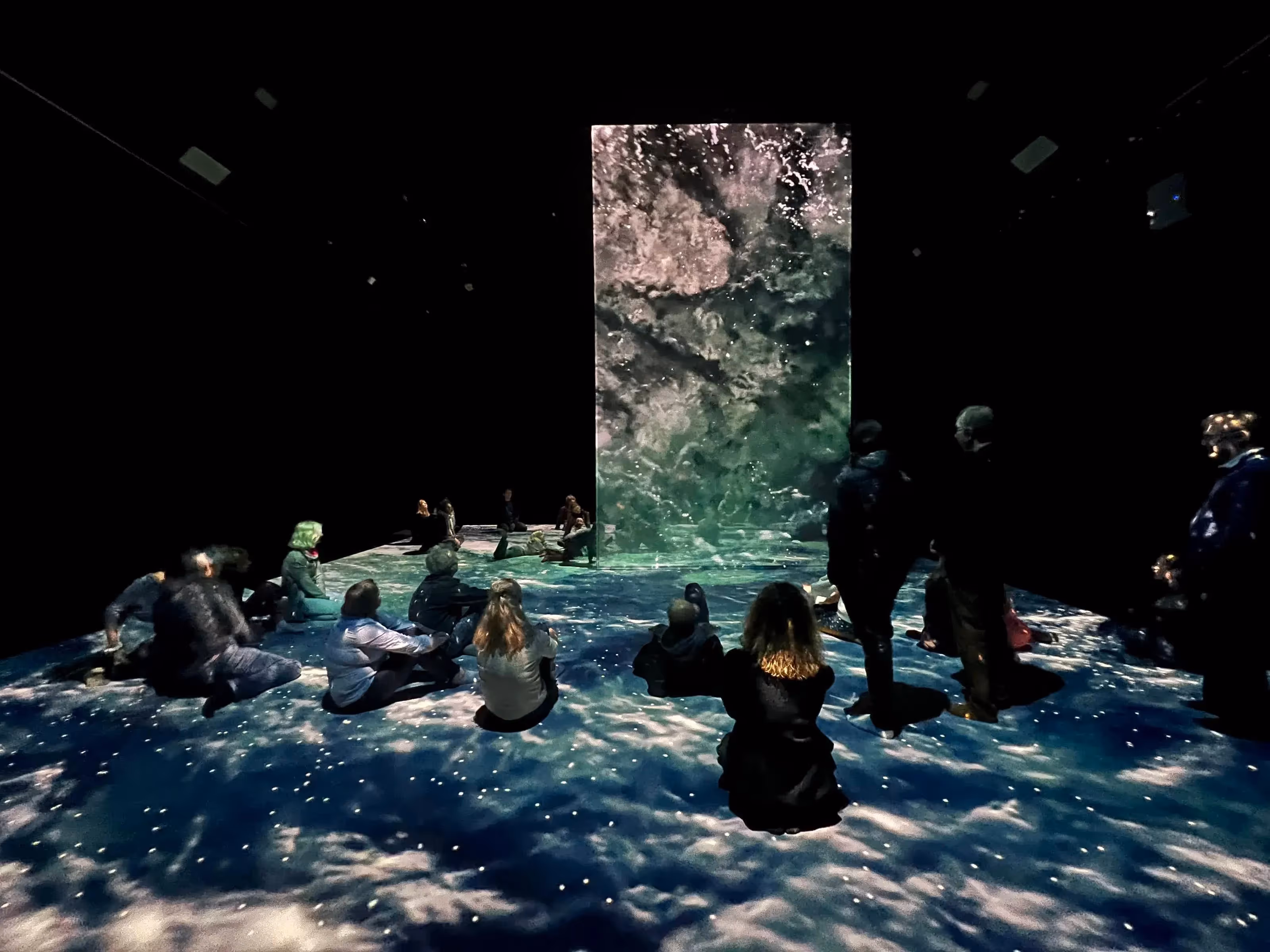 Installazione artistica immersiva al Festival di Spoleto con proiezioni e pubblico