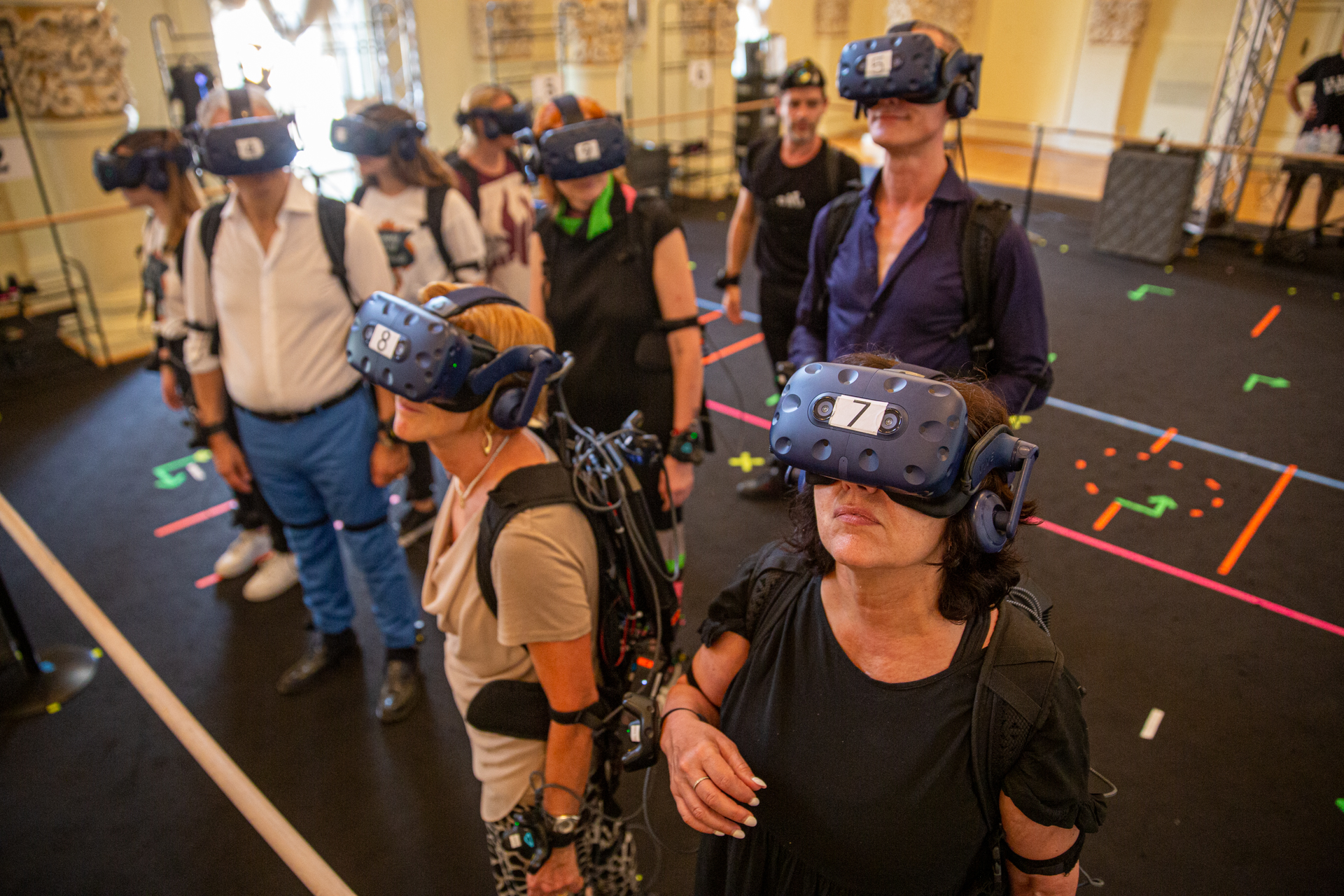 Partecipanti al Festival di Spoleto sperimenta realtà virtuale con visori VR