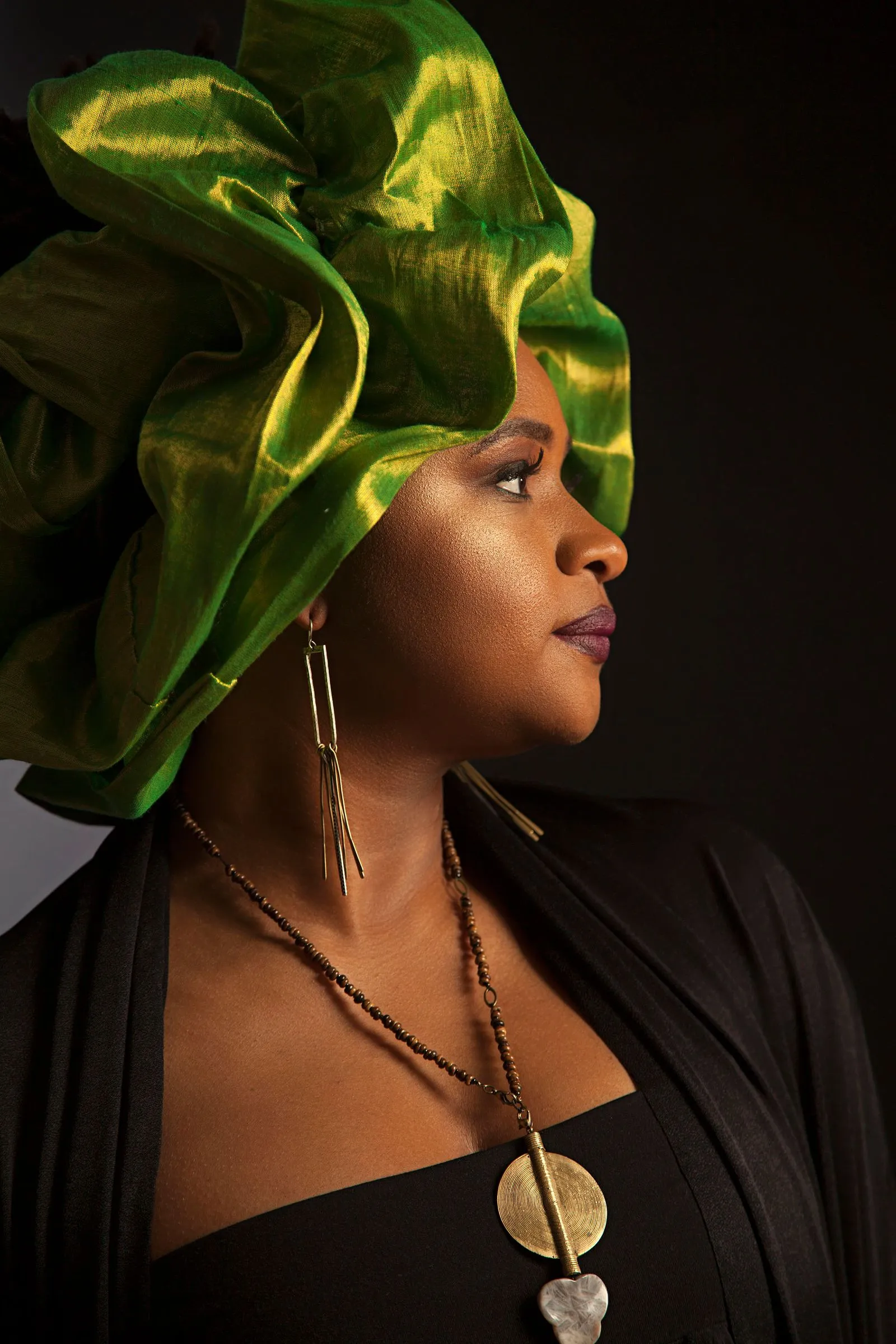 Ritratto elegante al Festival di Spoleto con turbante verde sfavillante