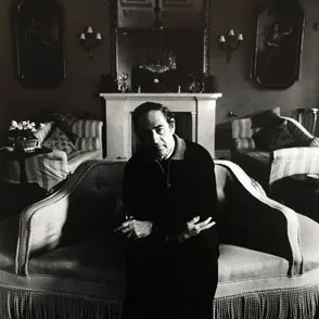 Artista seduto in un salotto elegante durante il Festival di Spoleto