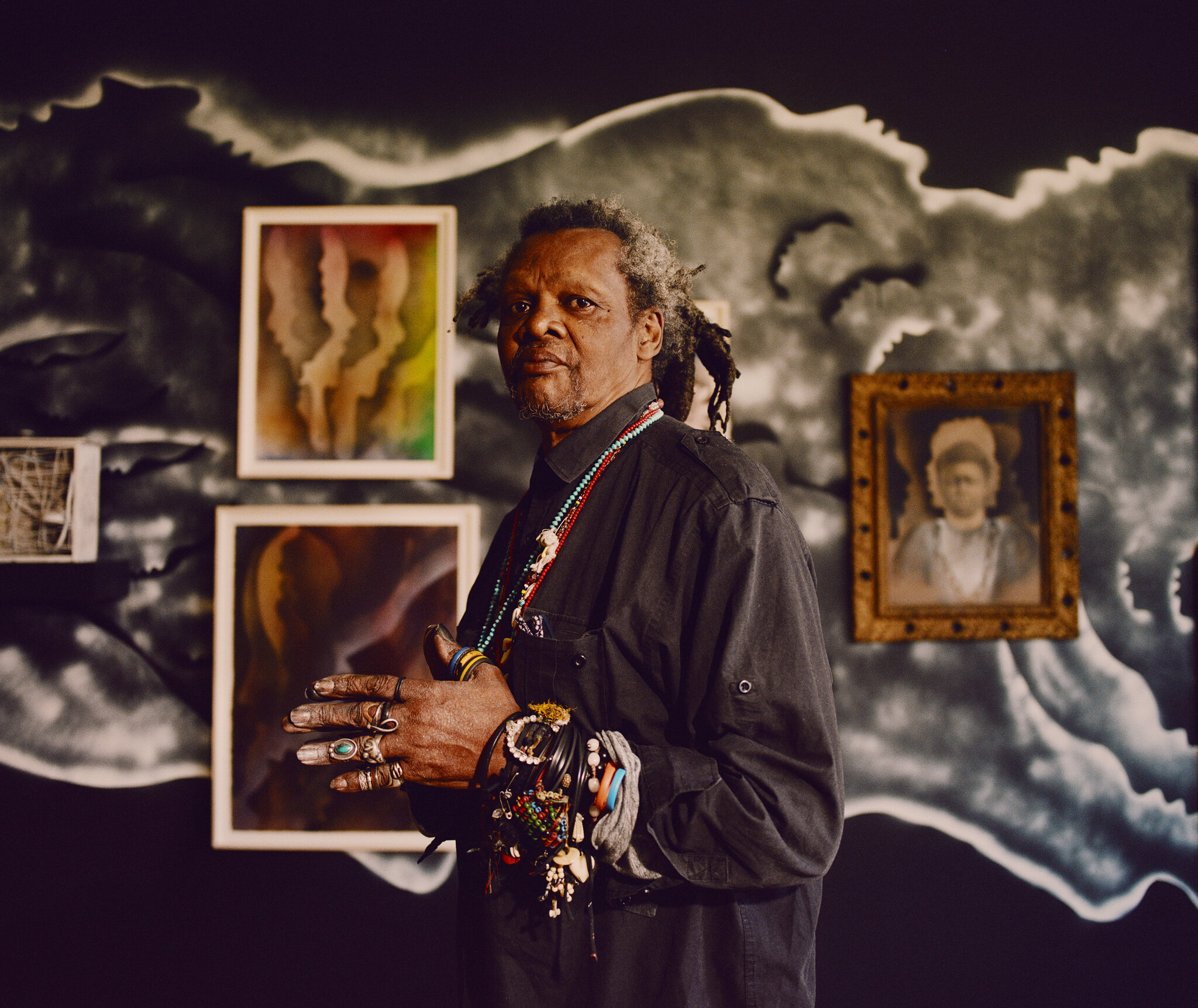 Artista al Festival di Spoleto, circondato da opere d'arte contemporanee