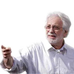 Anziano signore gesticola al Festival di Spoleto con passione