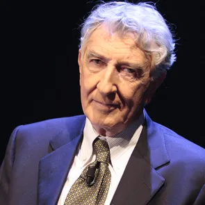 Ospite illustre al Festival di Spoleto, ritratto in giacca blu su sfondo scuro