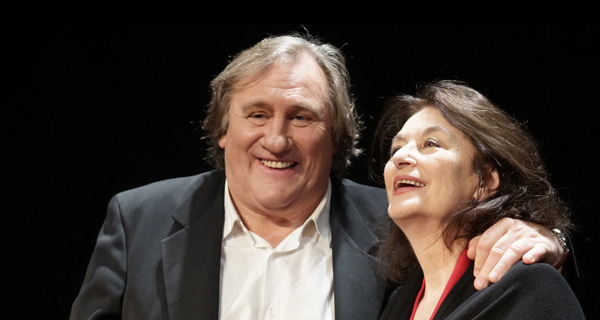 Due artisti sorridenti sul palco del Festival di Spoleto, abbracciati