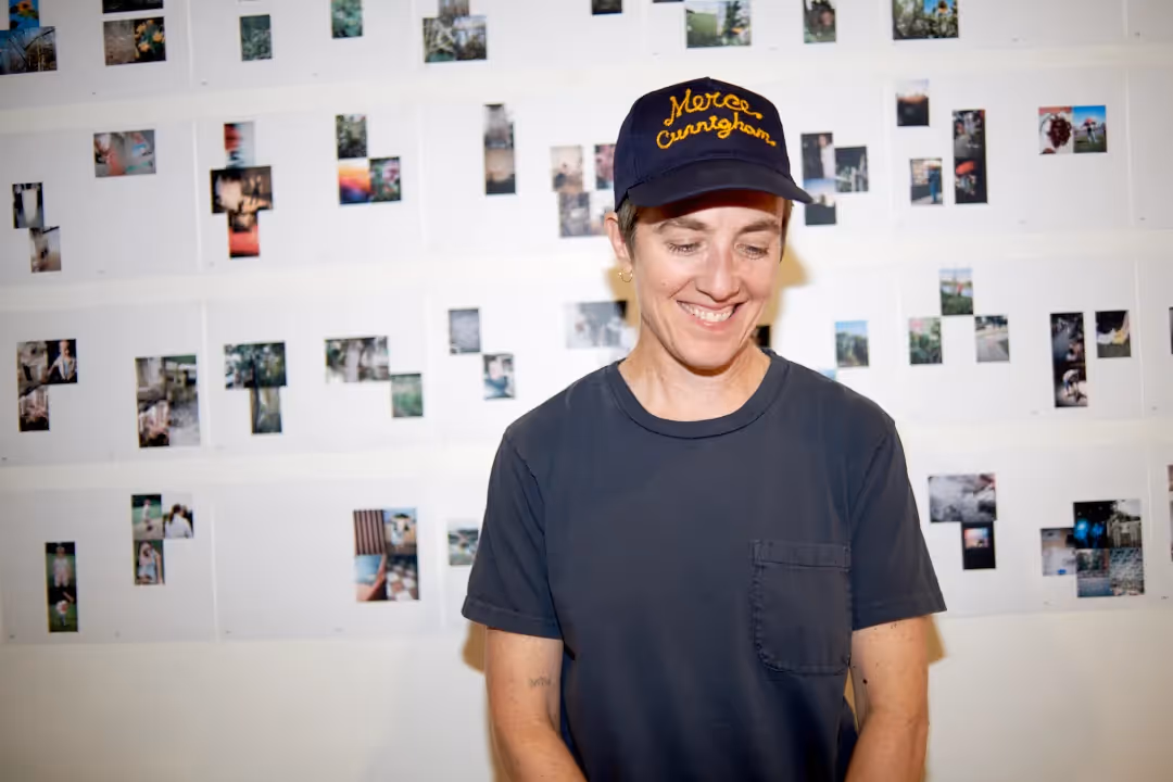 Mostra fotografica al Festival di Spoleto con artista sorridente